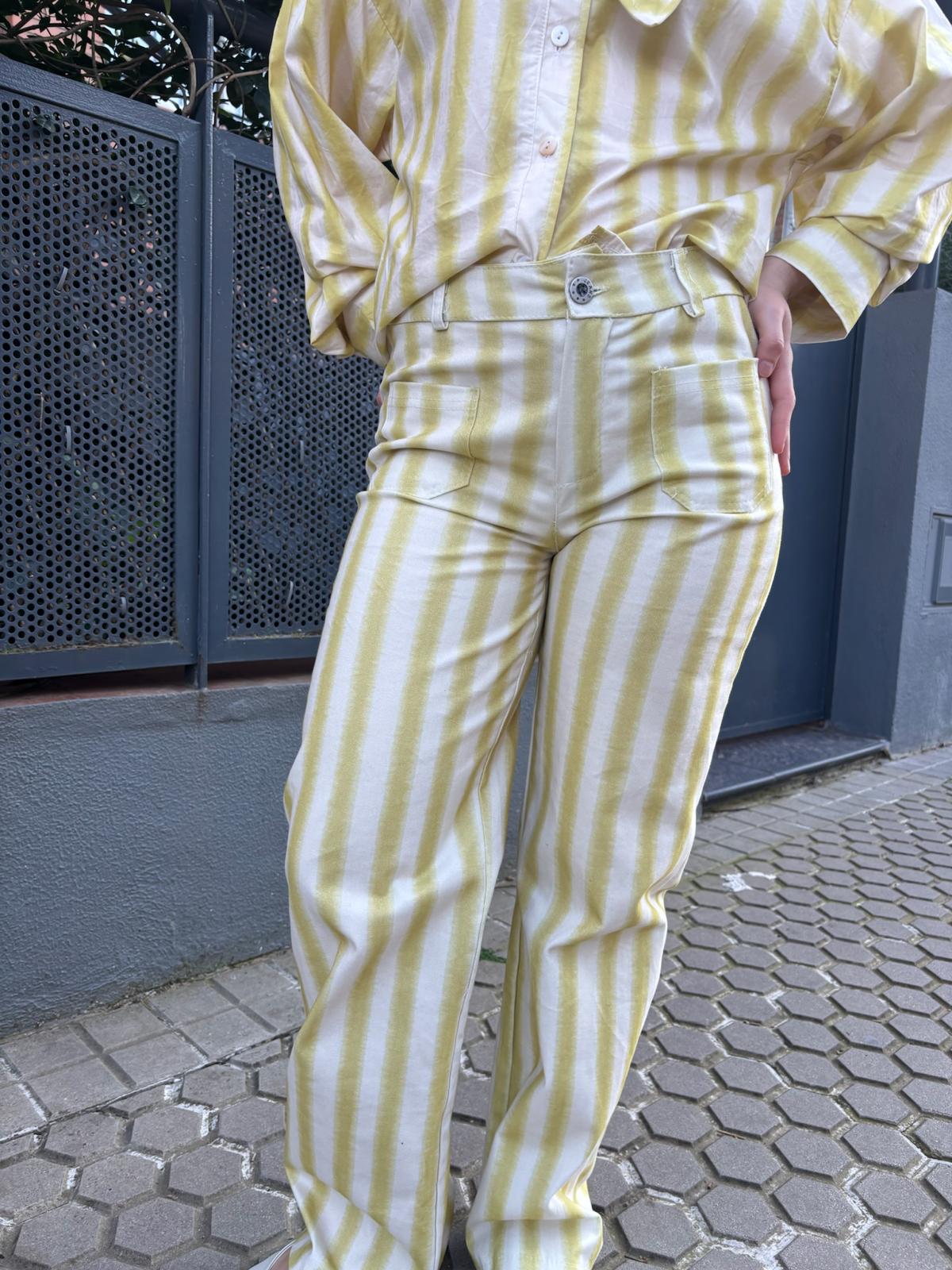 Pantalón de rayas verticales, de tiro medio y corte recto. Diseño favorecedor con bolsillos delanteros tanto como traseros tipo parche y tejido cómodo y estructurado.