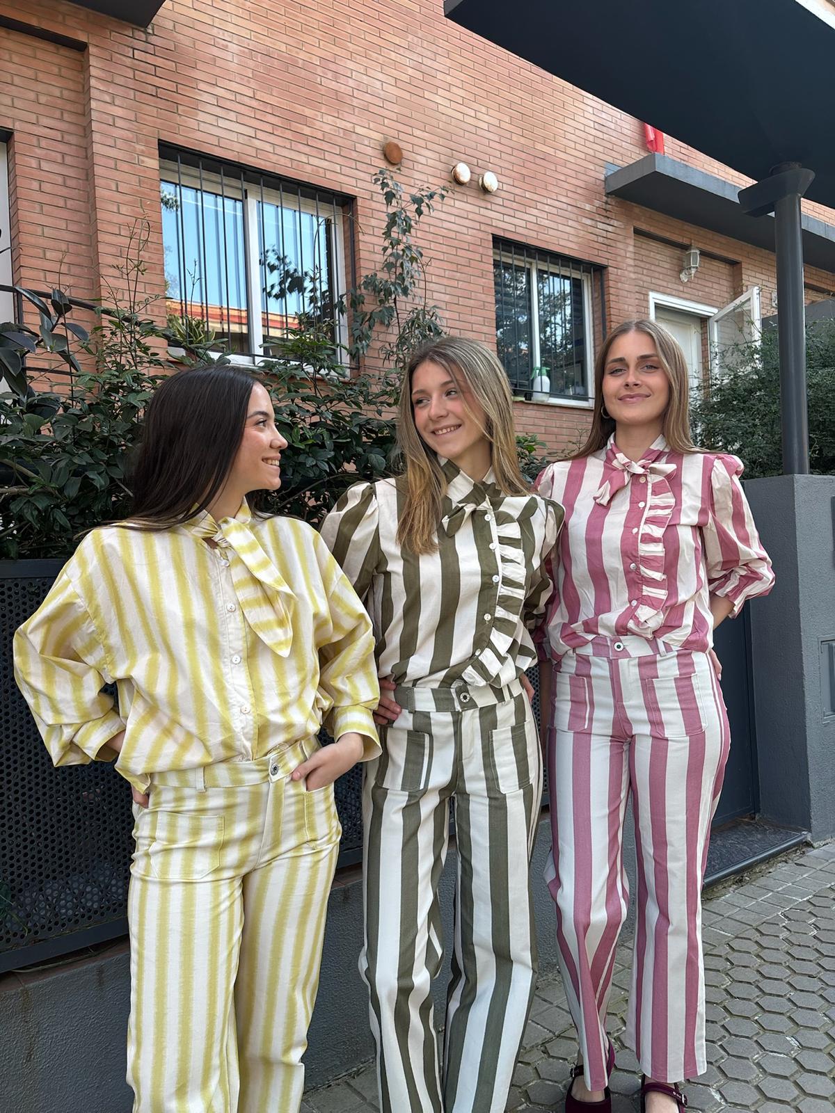 Pantalón de rayas verticales, de tiro medio y corte recto. Diseño favorecedor con bolsillos delanteros tanto como traseros tipo parche y tejido cómodo y estructurado.