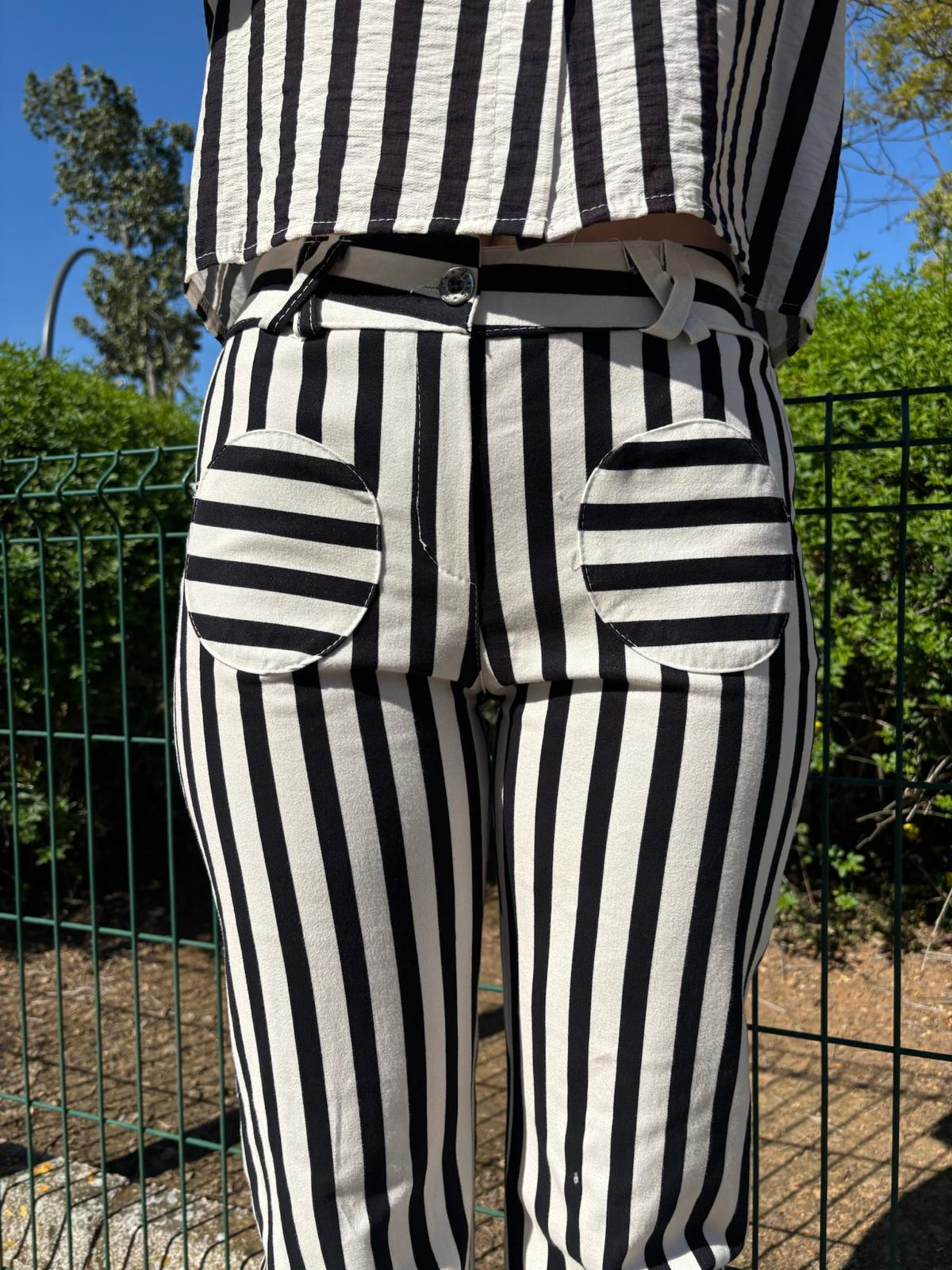 Pantalón de rayas mujer con bolsillos redondos y corte fluido. Diseño elegante, cómodo y favorecedor para looks actuales