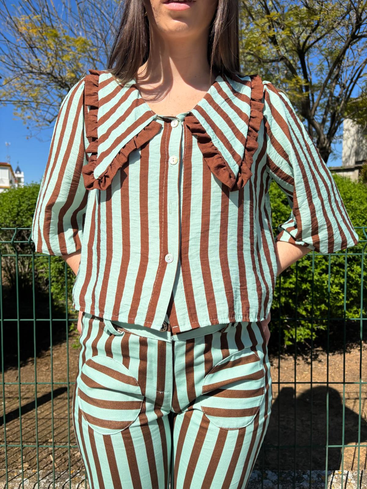 Pantalón de rayas mujer con bolsillos redondos y corte fluido. Diseño elegante, cómodo y favorecedor para looks actuales