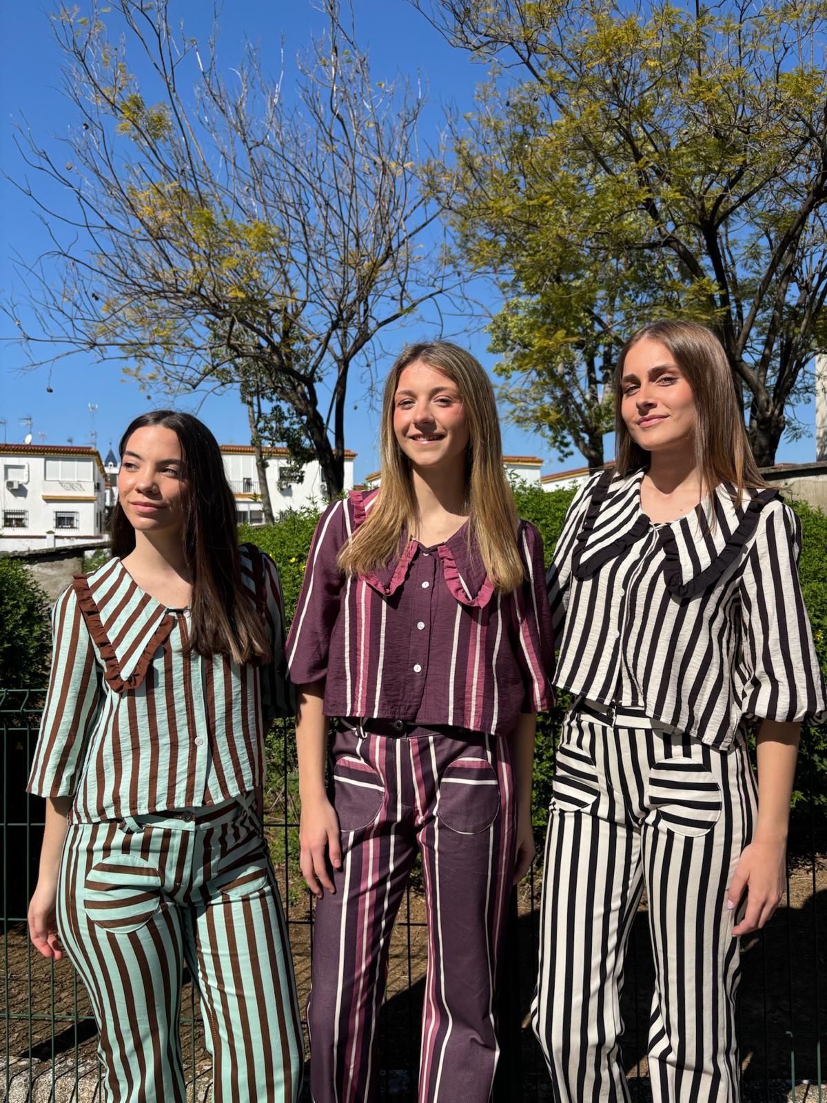 Pantalón de rayas mujer con bolsillos redondos y corte fluido. Diseño elegante, cómodo y favorecedor para looks actuales