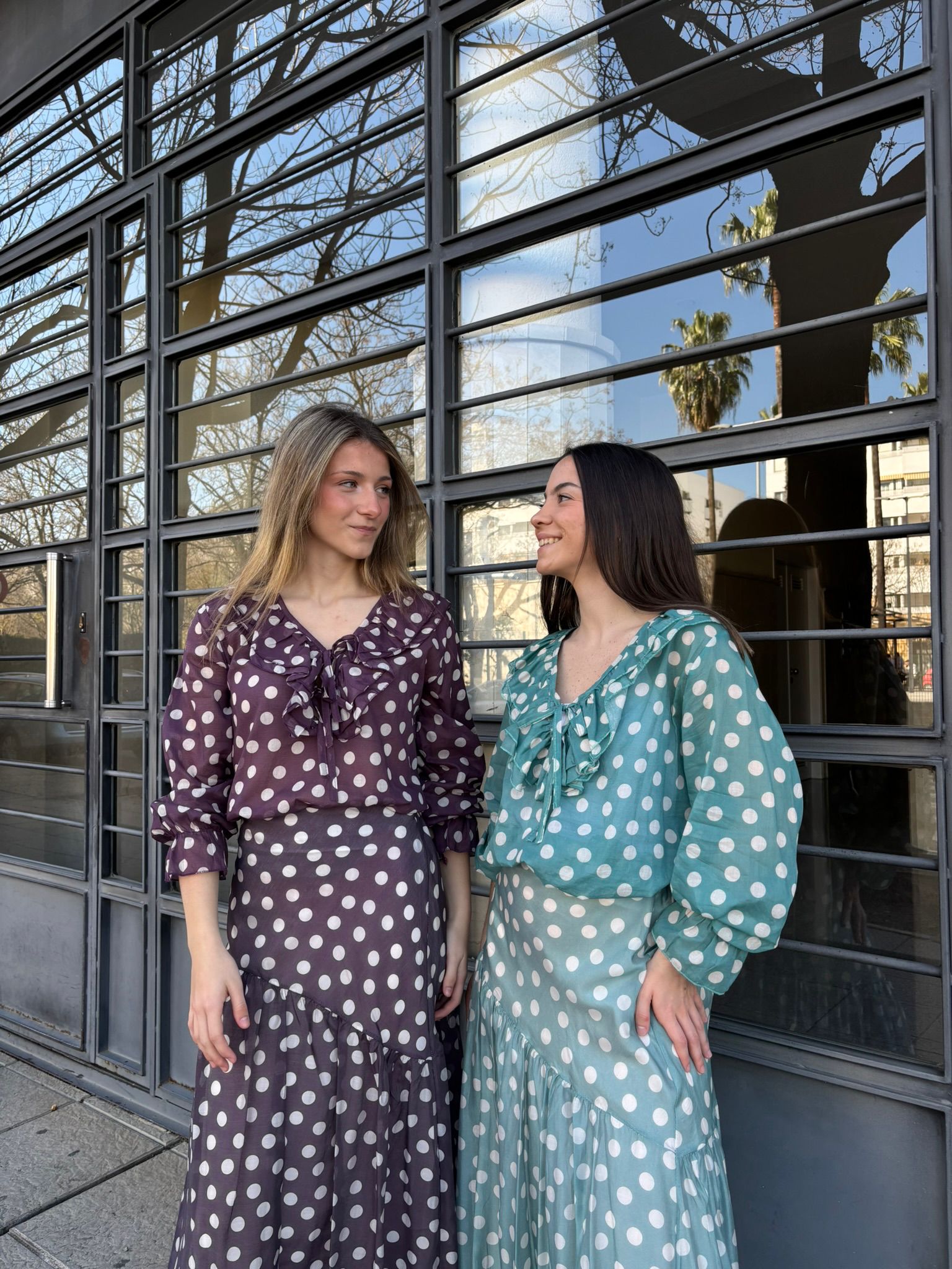 Falda larga de lunares con corte fluido y volante asimétrico que aporta movimiento y estilo. Tejido ligero y favorecedor, perfecta para looks femeninos con un toque chic sin esfuerzo.