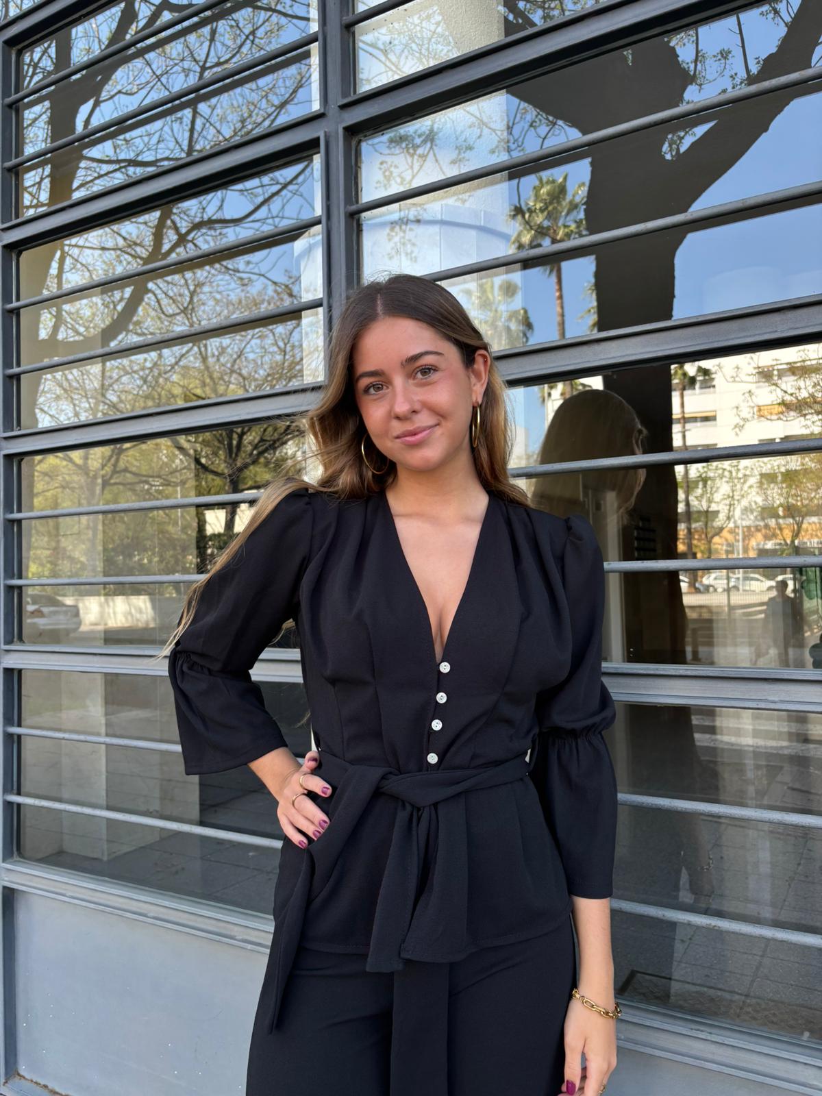 Conjunto negro de dos piezas blusa cuello pico abotonada y cinturón anudado, elegante y versátil, perfecto para cualquier ocasión.