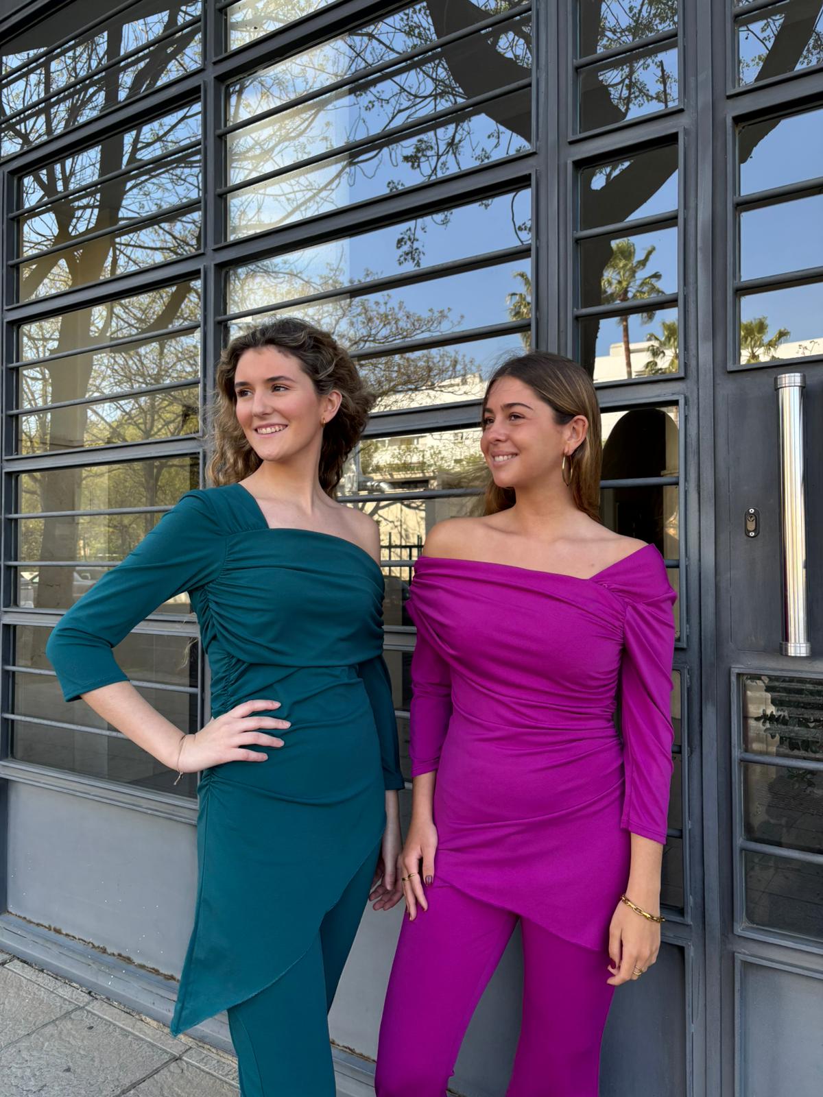 Conjunto de dos piezas con top drapeado versátil que permite llevar los hombros cubiertos o descubiertos. Pantalón de corte flare, tejido elástico y silueta favorecedora que dan  un aspecto sofisticado sin esfuerzo.