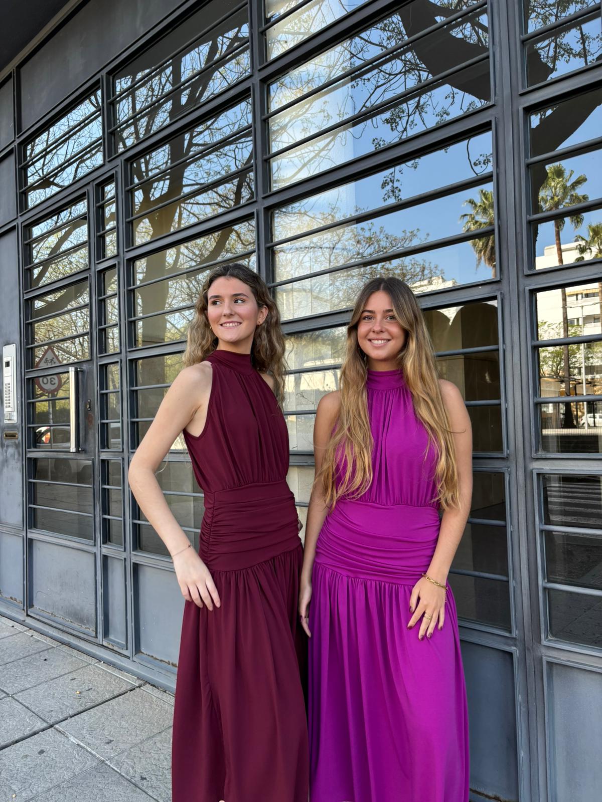 Vestido ligero, con cuello halter y caída fluida. Cintura fruncida que estiliza la silueta y falda con movimiento elegante. Ideal para eventos especiales.