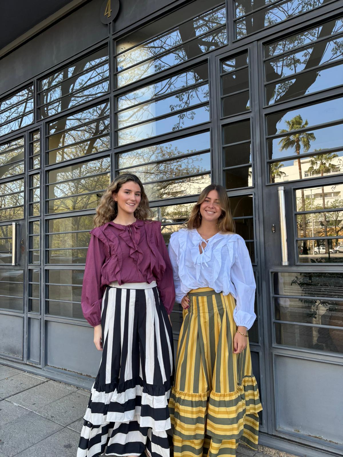 Falda midi de talle alto en popelin, fresca y ligera.  Estampado de rayas en varios tonos. Diseño fluido con volantes en el bajo que aporta movimiento y un toque femenino. Ideal para looks elegantes con aire casual.