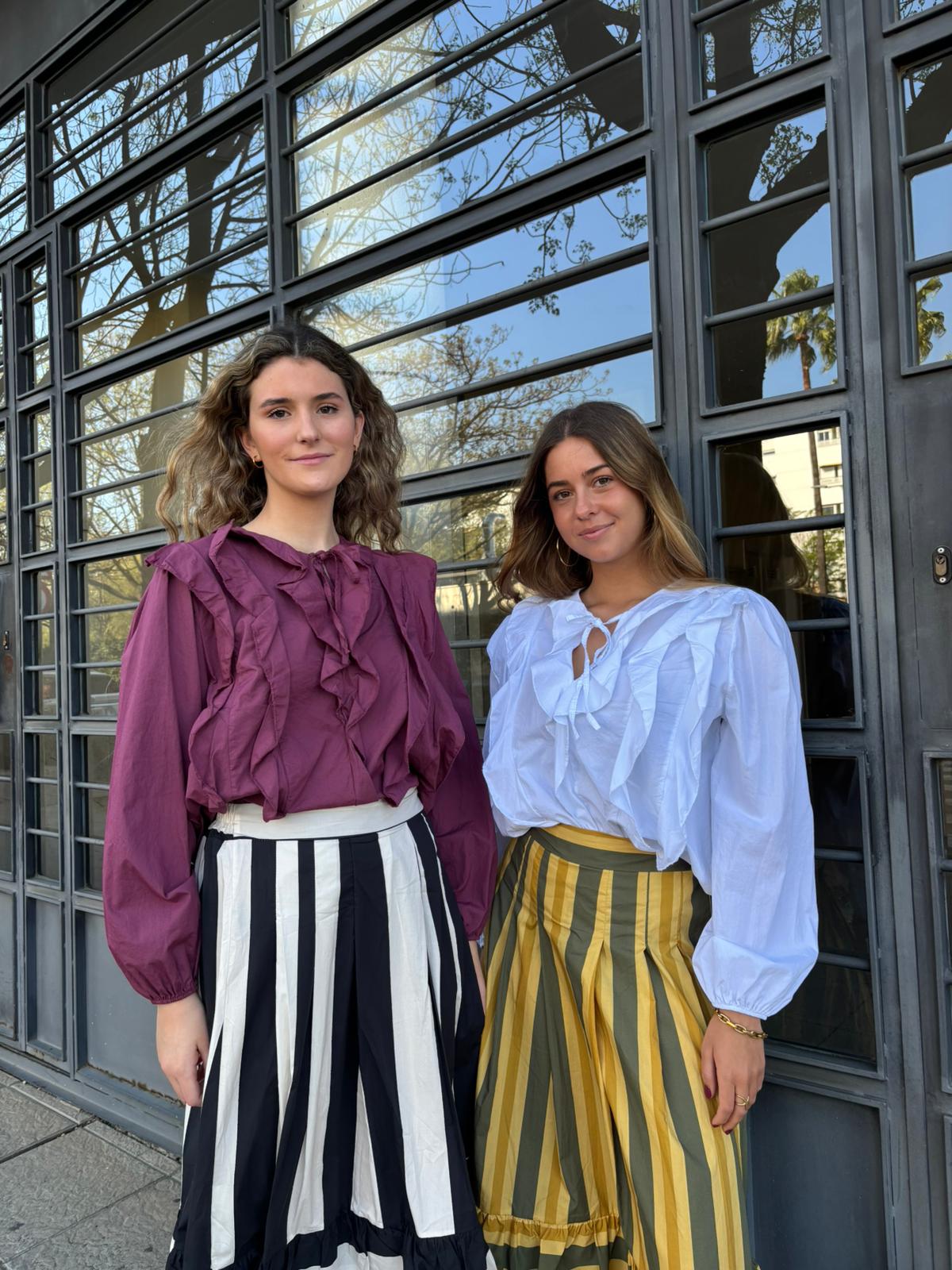 Blusa  100% algodón con volantes frontales y cuello con lazada fina tamaño cordón. Manga larga y con puño elástico . Ligera, femenina y con movimiento: de las que arreglan un look  sin esfuerzo.