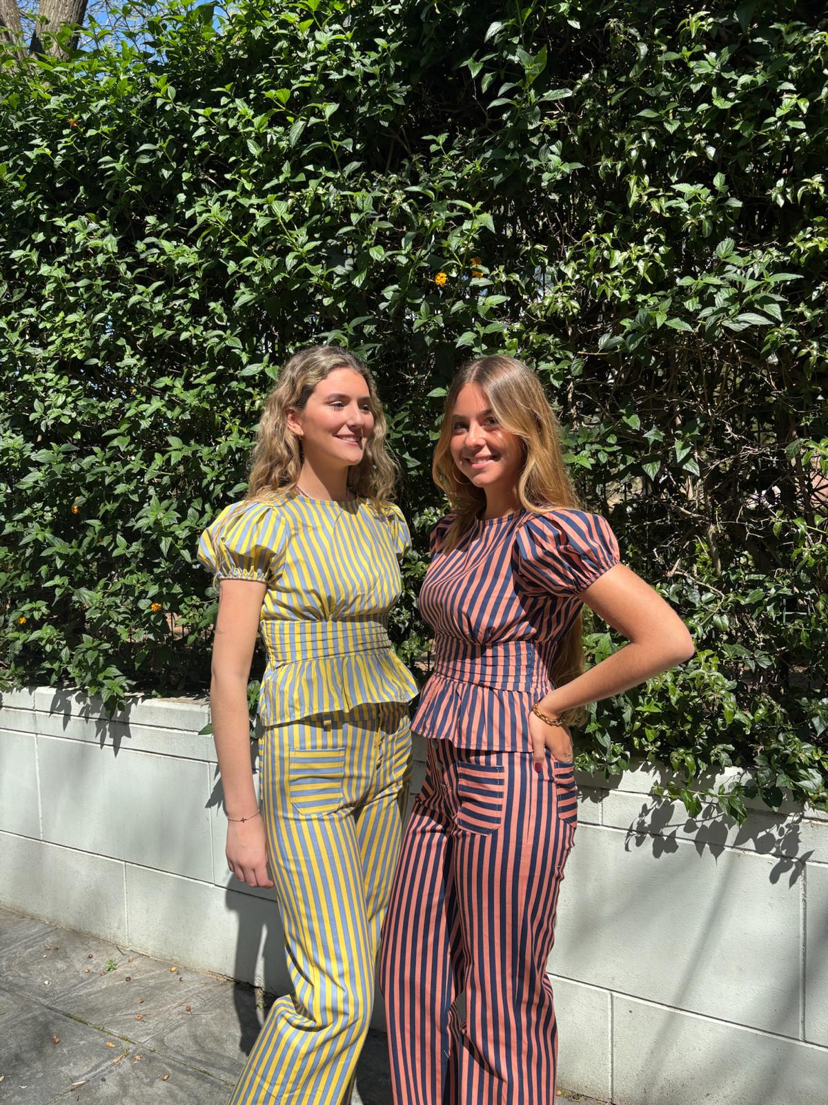 Pantalón rayas recto tiro alto.