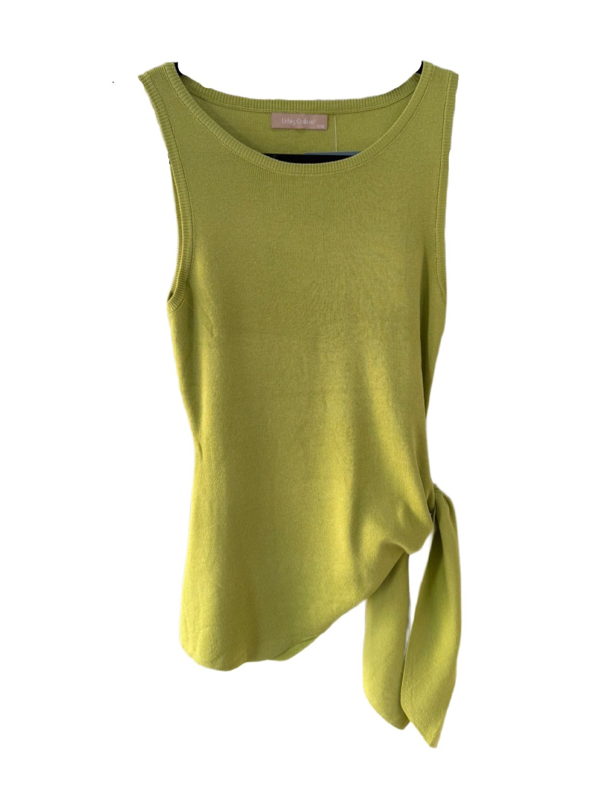 Top de punto, con diseño sin mangas y escote redondo. Destaca por su detalle lateral con lazo ajustable que aporta un toque moderno y femenino. Ideal para looks frescos y versátiles. 