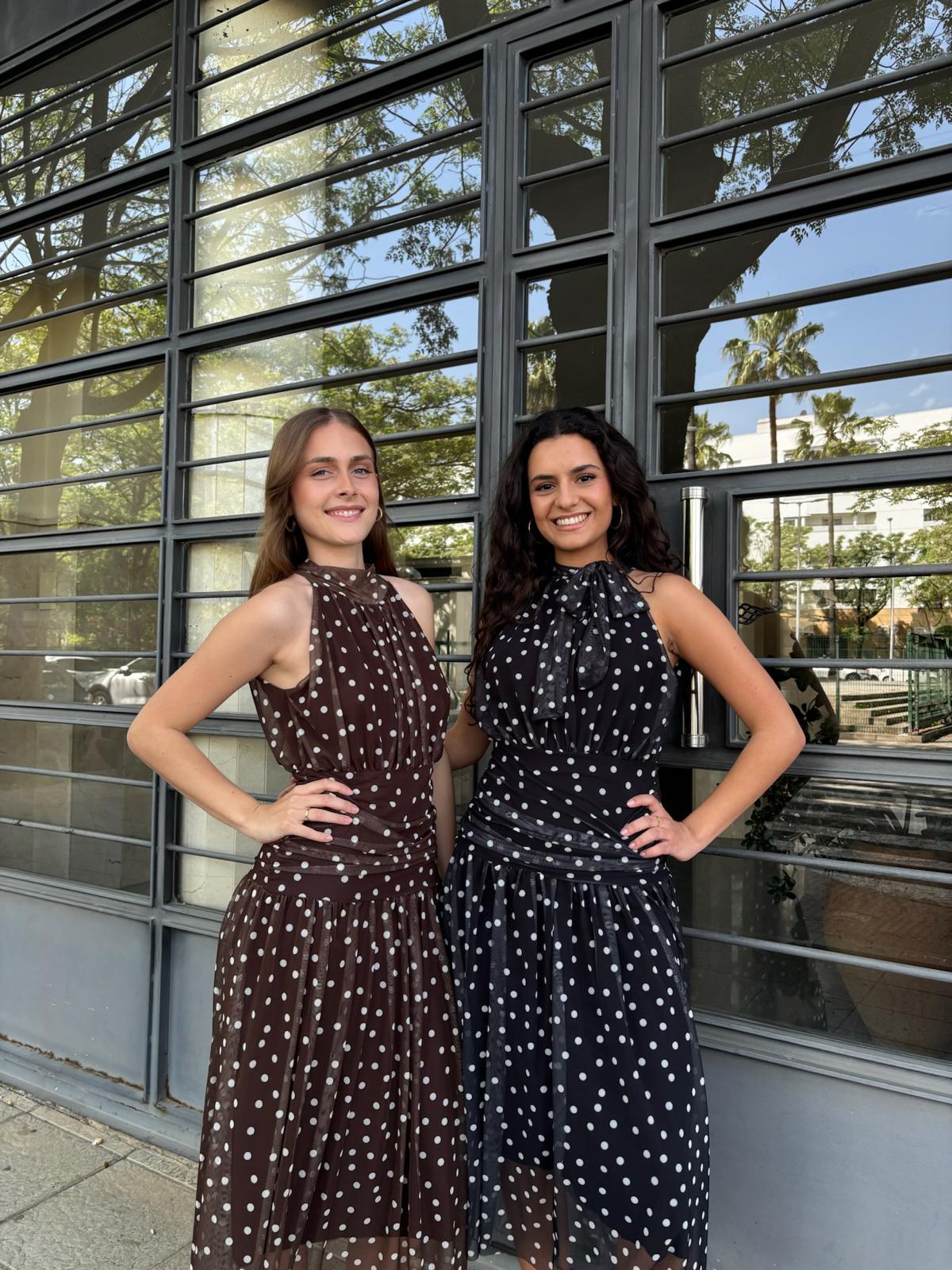 Vestido midi de lunares con escote halter y lazada al cuello. Cintura fruncida que estiliza y falda vaporosa con caída ligera  toque transparente. Elegante, comodo con ese arreglada pero sin esfuerzo que siempre gana