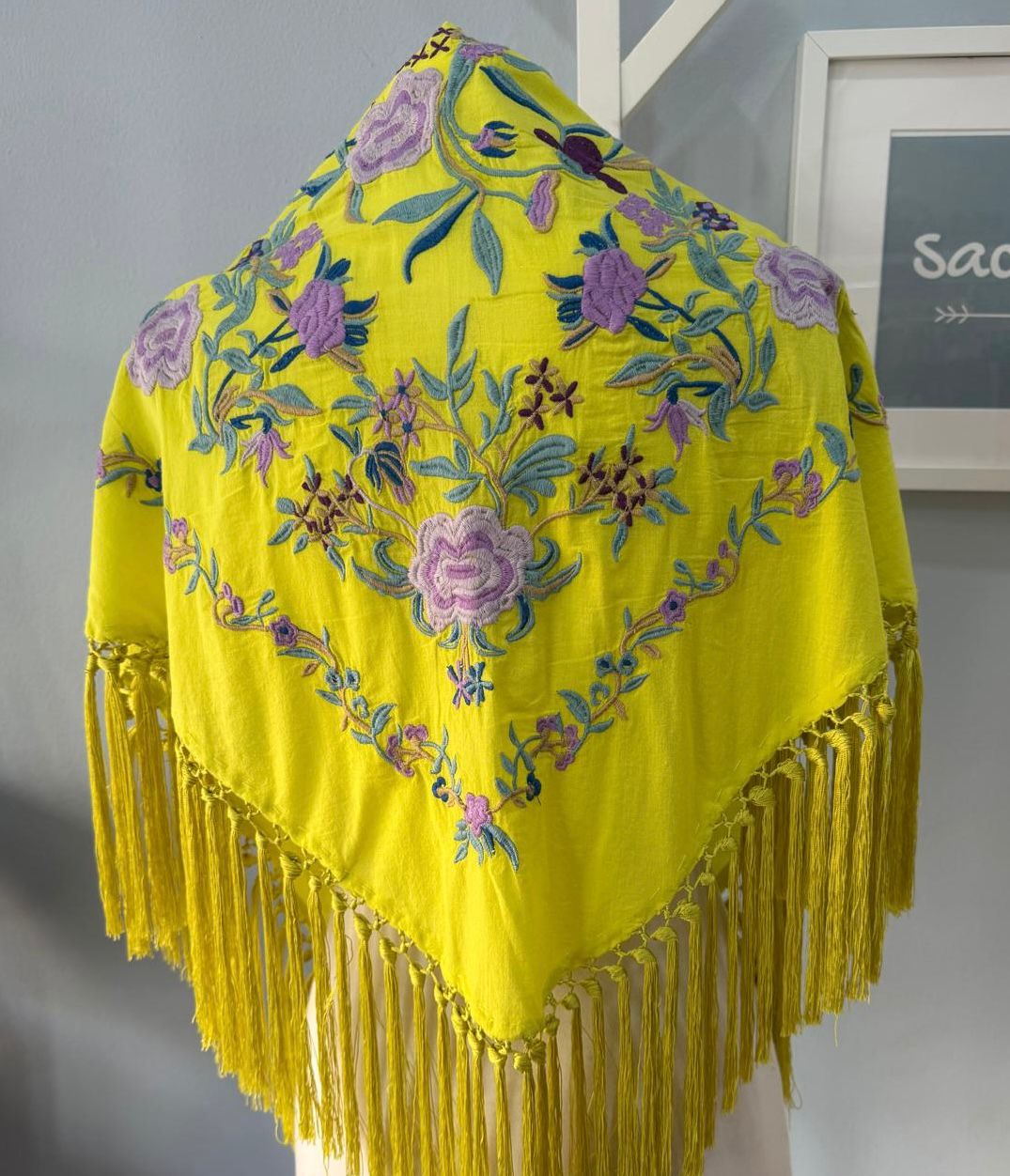 Mantón con bordado floral multicolor en relieve. Acabado con flecos largos anudado artesanal. Ideal par complementar tu traje de flamenca.