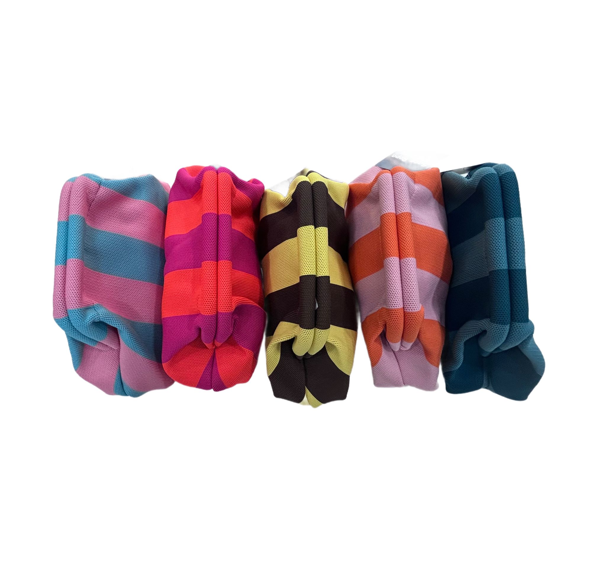Bolso tipo clutch de punto de algodón, de rayas haciendo contraste los colores. Ligero, con una cadena dorada dentro que la puedes sacar para colgártelo. Perfecto para dar vida al look