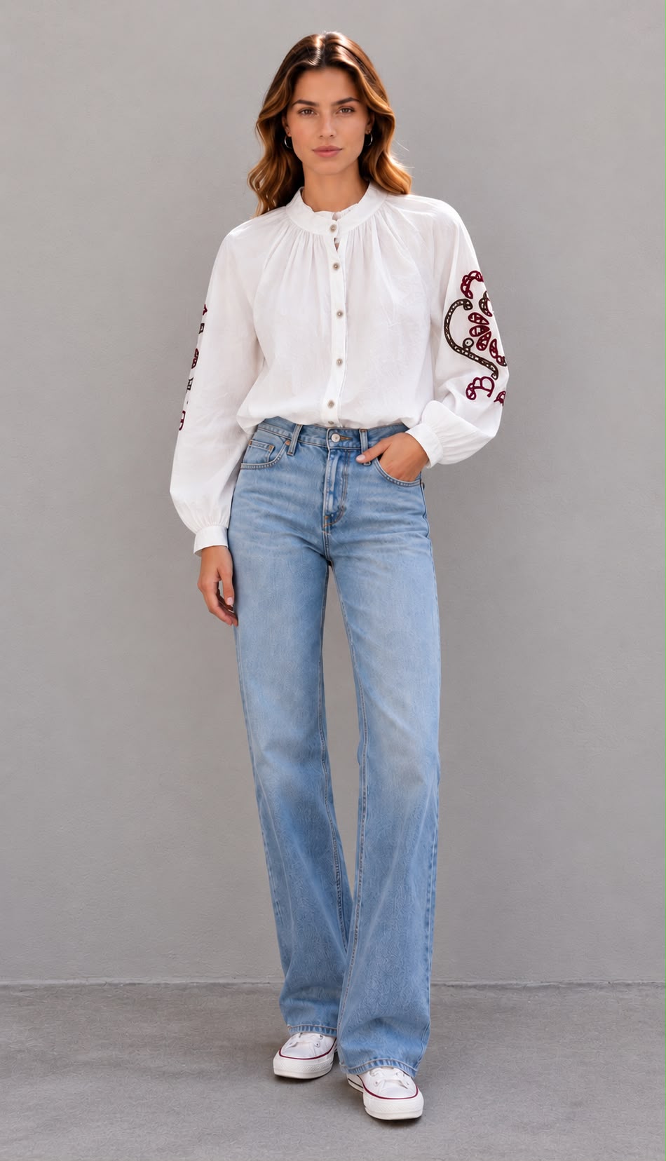 BLUSA CON ADORNO BORDADO BRIANA