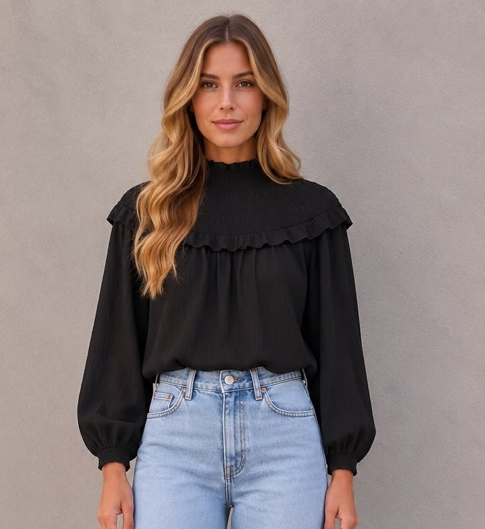 Blusa Cailin de Bambula color negro chocolate con pechera fruncida