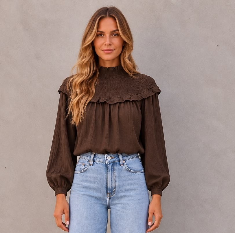 Blusa Cailin de Bambula color marrón chocolate con pechera fruncida