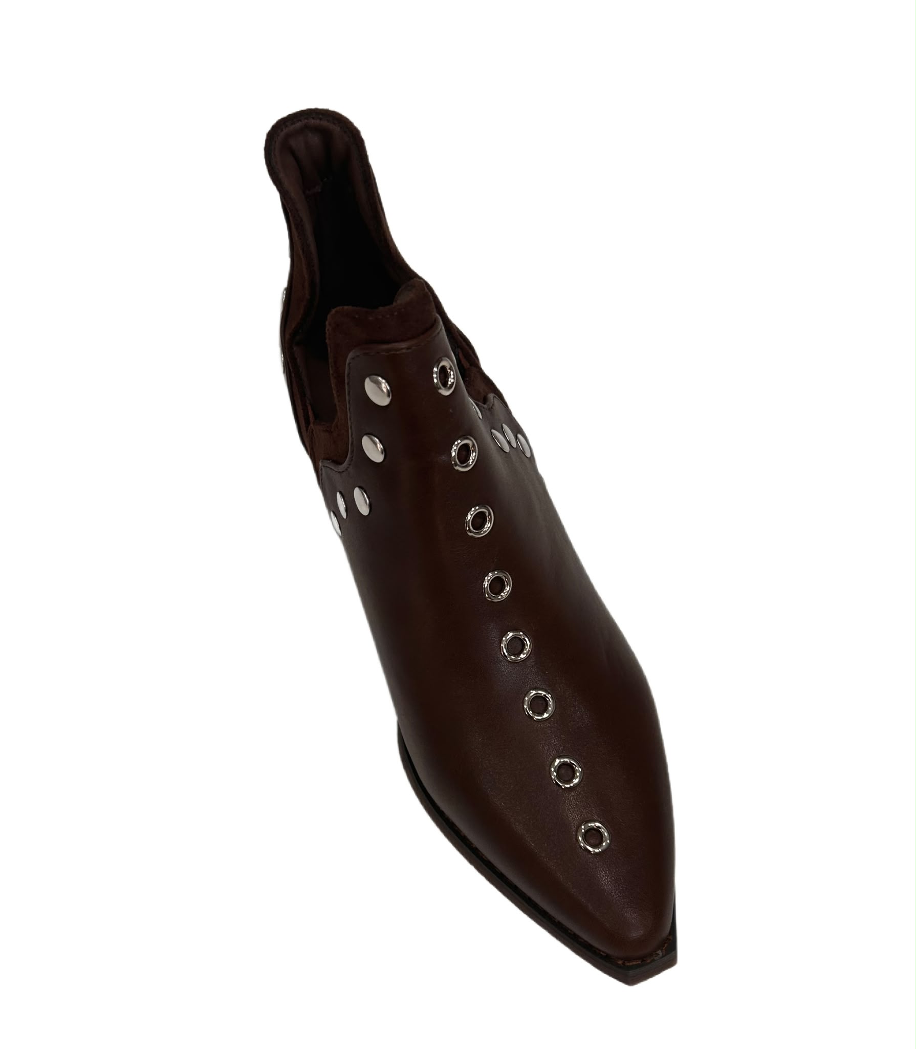 Botín con tachuelas plateadas y tacón de madera.
